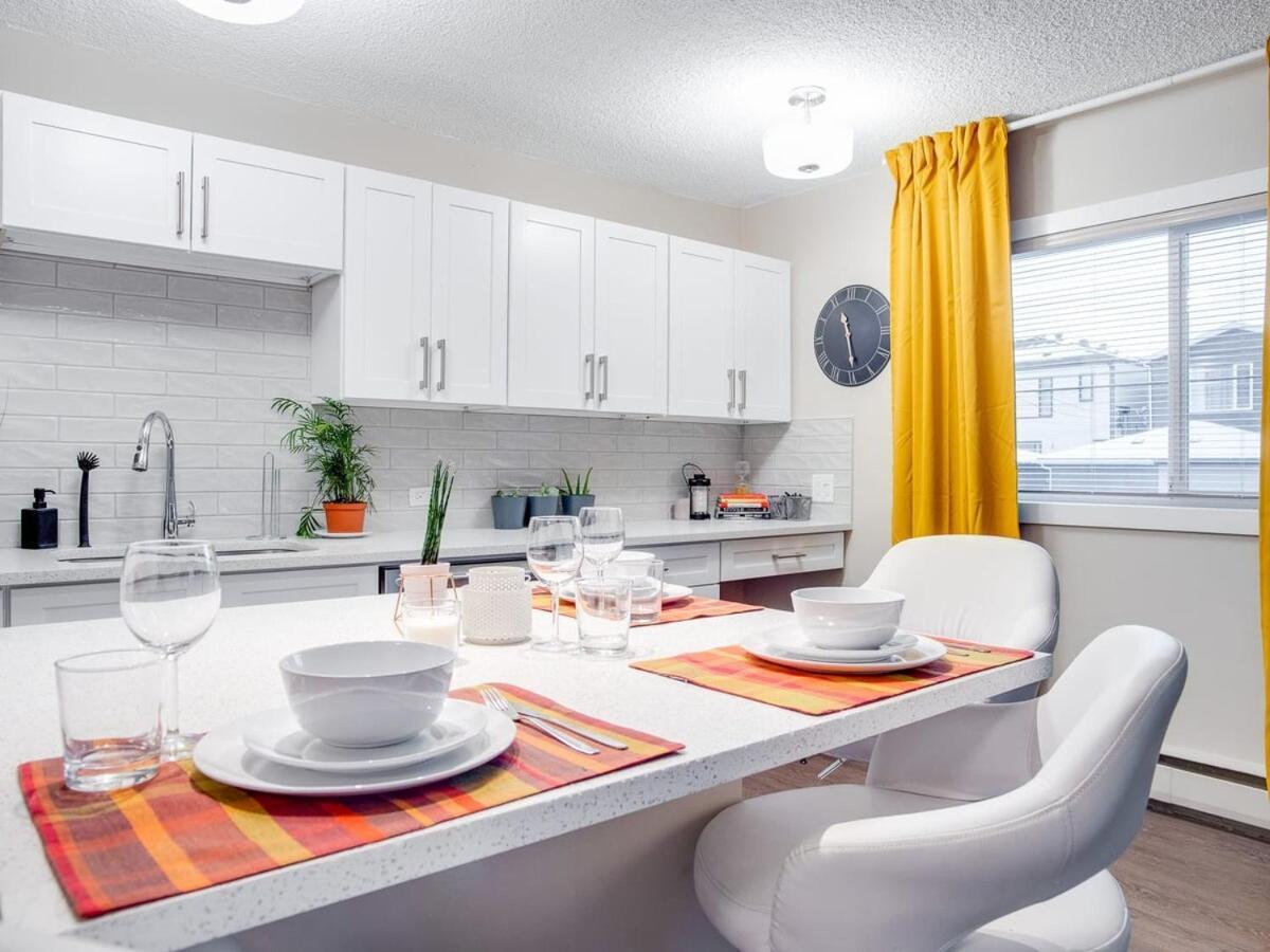 Gorgeous 2Br Condo W Parking Patio Coffee! Калґарі Екстер'єр фото