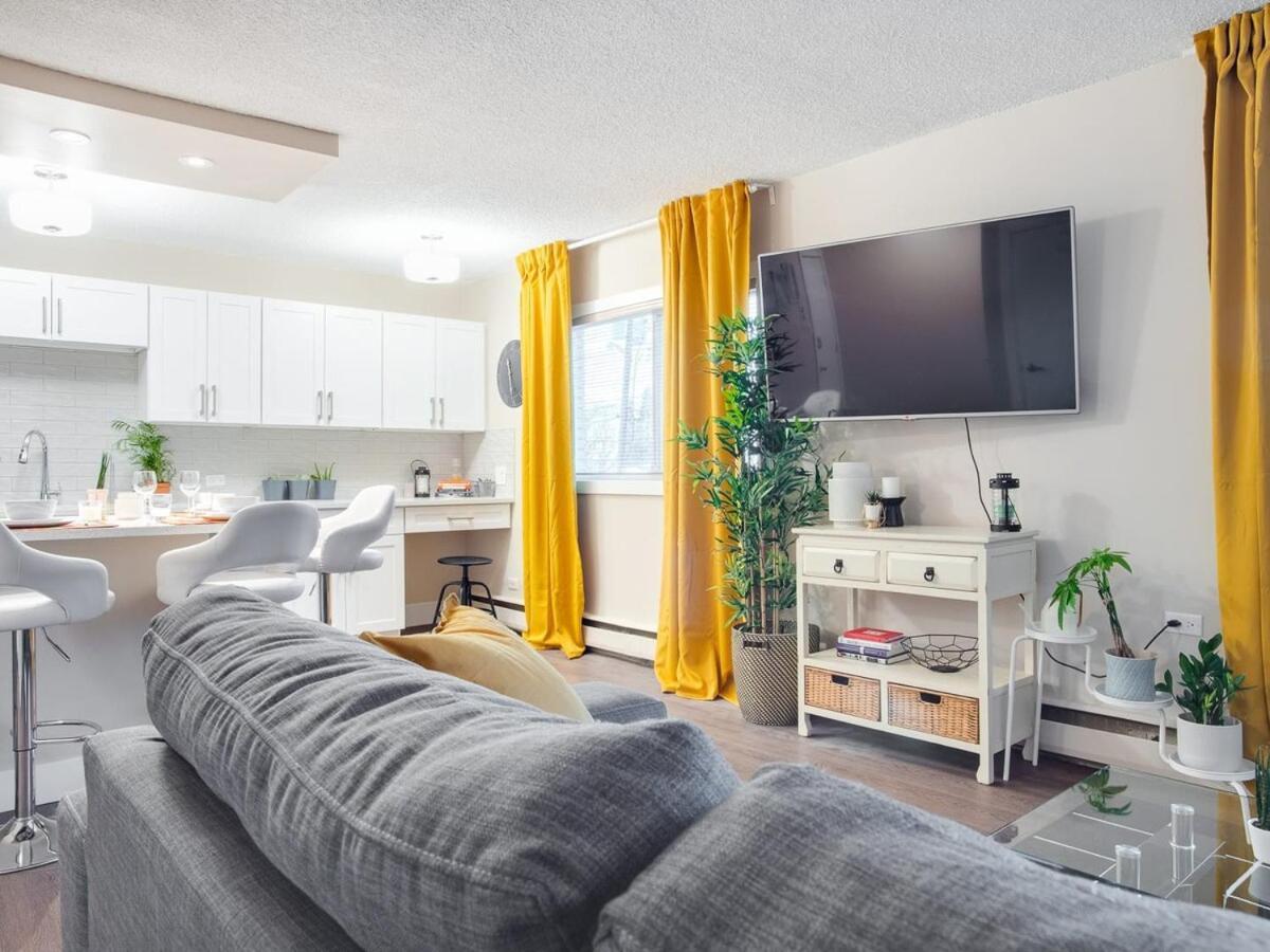 Gorgeous 2Br Condo W Parking Patio Coffee! Калґарі Екстер'єр фото
