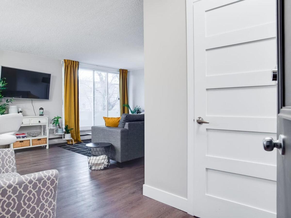 Gorgeous 2Br Condo W Parking Patio Coffee! Калґарі Екстер'єр фото
