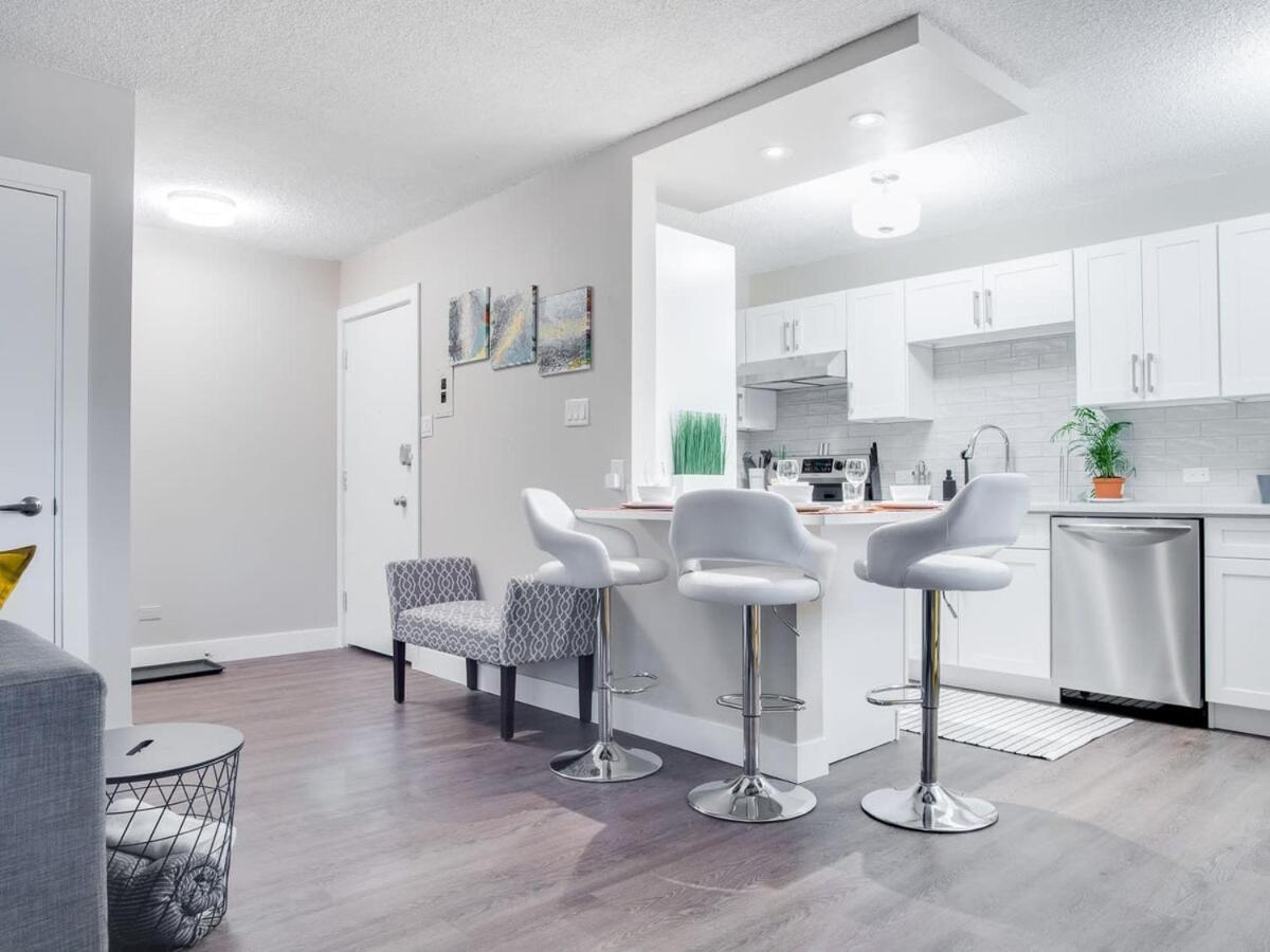 Gorgeous 2Br Condo W Parking Patio Coffee! Калґарі Екстер'єр фото