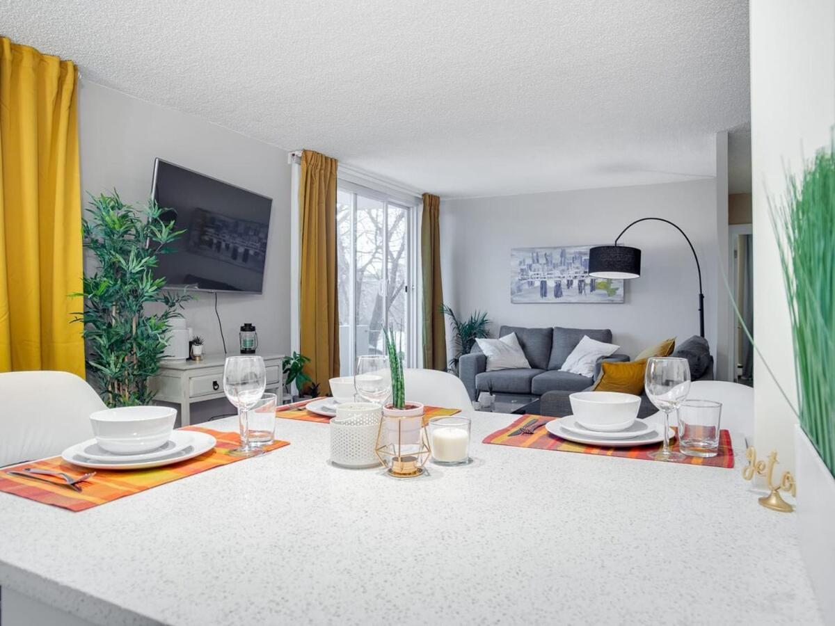 Gorgeous 2Br Condo W Parking Patio Coffee! Калґарі Екстер'єр фото