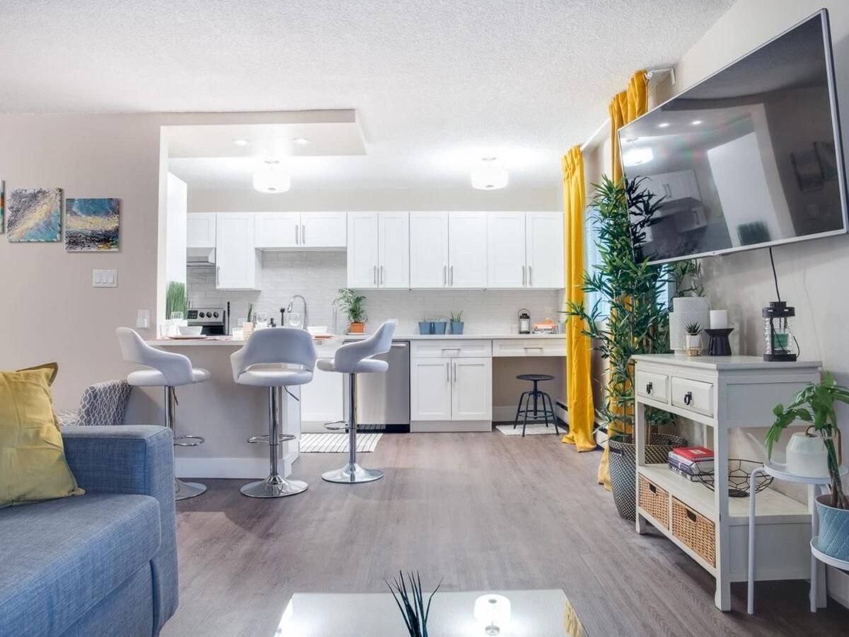 Gorgeous 2Br Condo W Parking Patio Coffee! Калґарі Екстер'єр фото