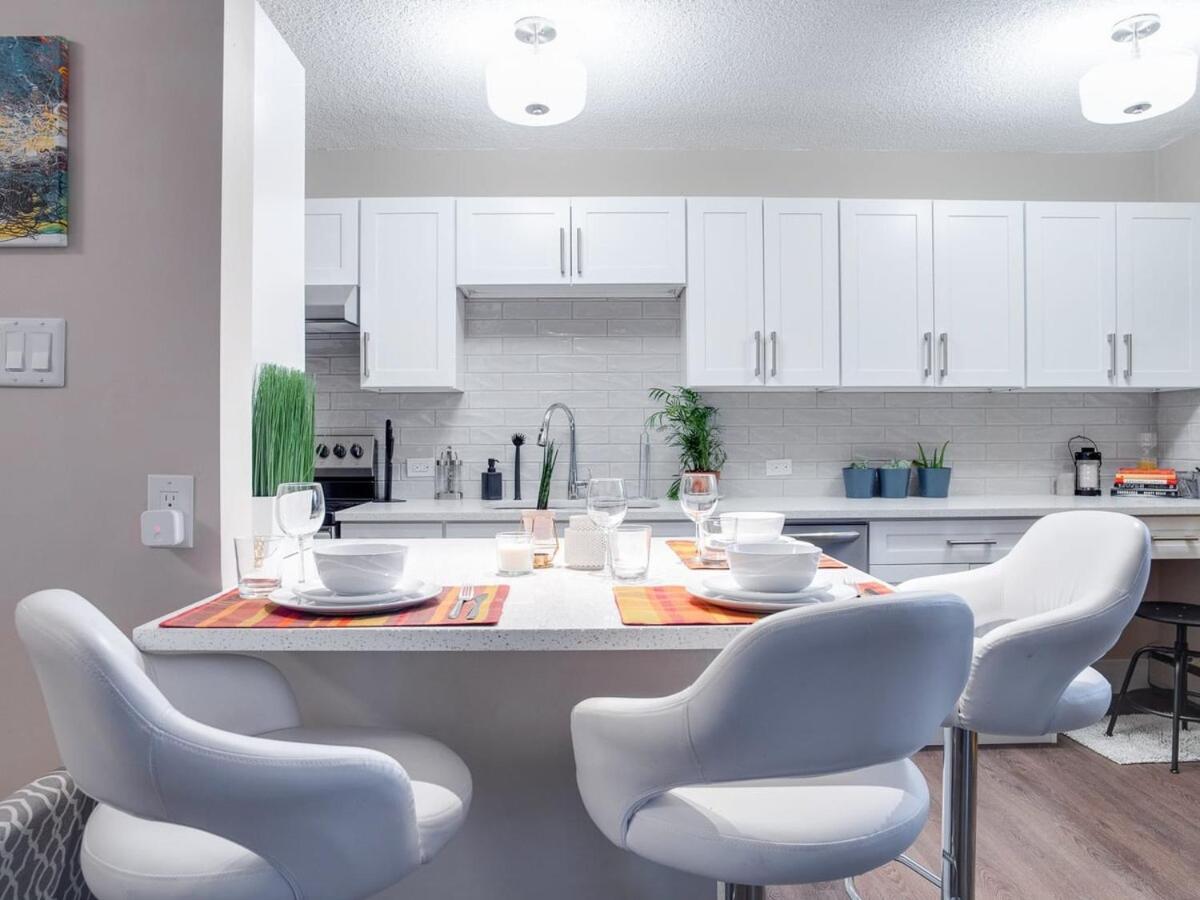 Gorgeous 2Br Condo W Parking Patio Coffee! Калґарі Екстер'єр фото